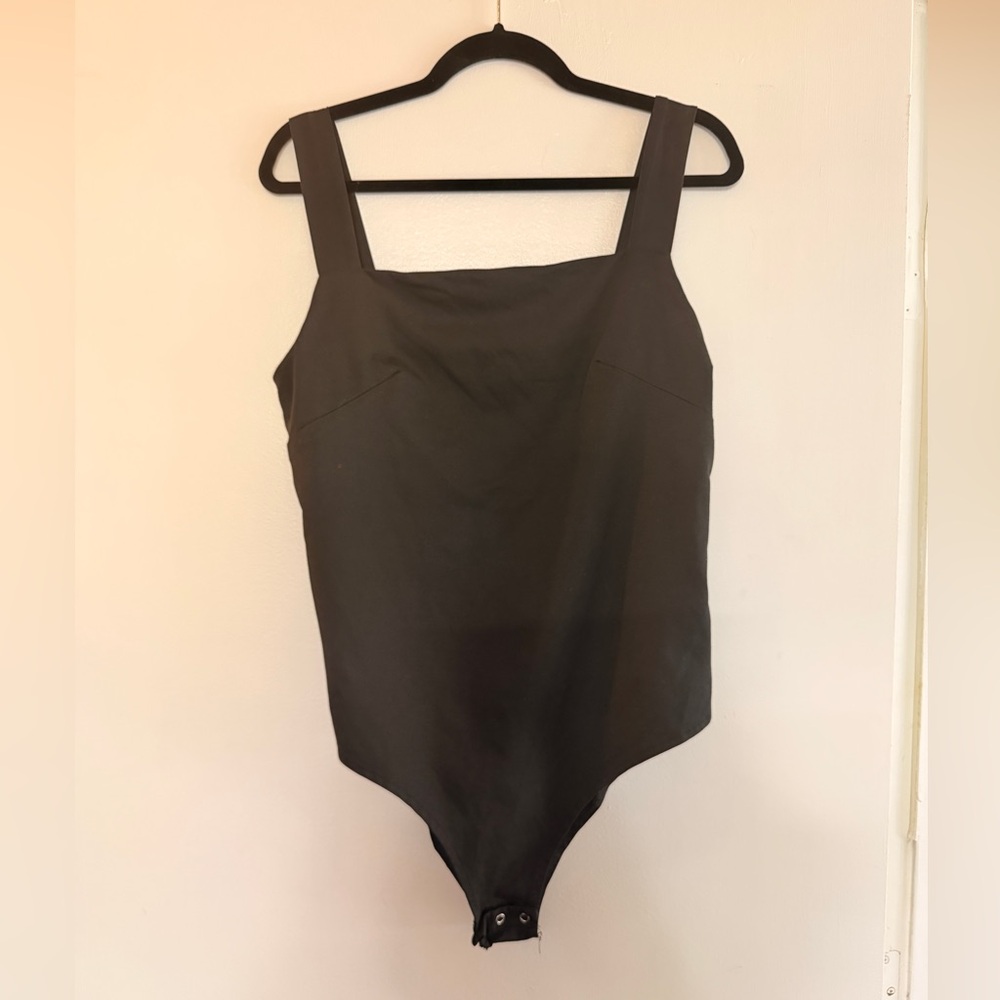 ReoRia Black Crewneck Top with Branded Label